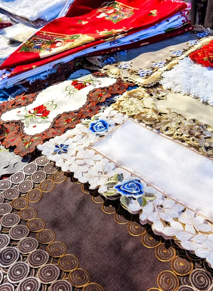 Pequeños manteles españoles decorados coloridos hechos a mano — Foto de Stock