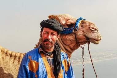 Onun deve ile deve sürücüsü