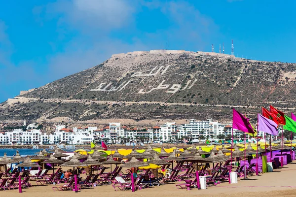 Písečné pláže a modré moře v Agadir, Maroko — Stock fotografie