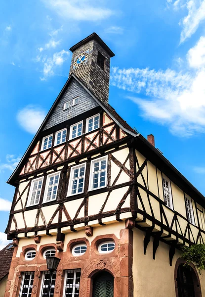 Ortenberg、ドイツの歴史的な古い市庁舎 — ストック写真