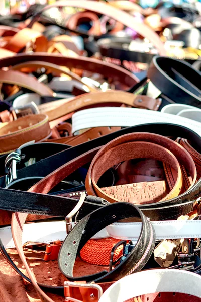 Широкий ассортимент кожаных ремней на восточном базаре — стоковое фото
