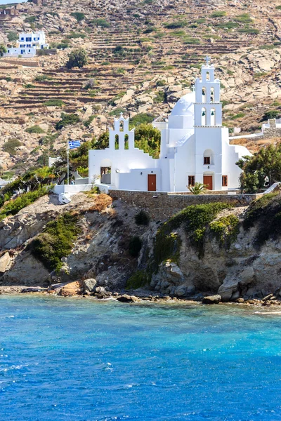 Witte kerk in de haven van Ios-Island, Griekenland — Stockfoto