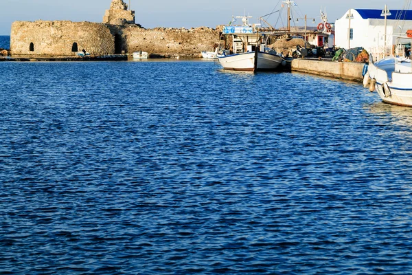 Рыболовецкий порт Науа со старым замком, остров Парос, Греция — стоковое фото