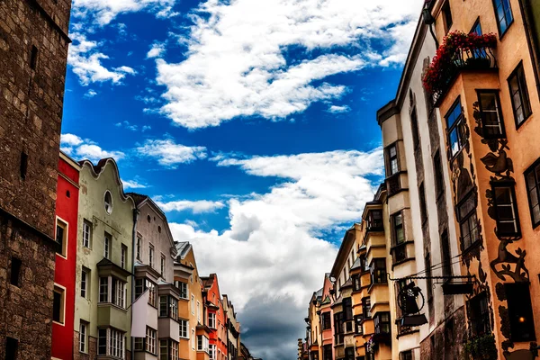 Kleurrijke rij huizen dichtbij de stad toren in Innsbruck, Oostenrijk — Stockfoto
