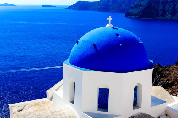 Prachtig uitzicht op de diepblauwe Egeïsche zee met Cycladische kerk in Santorini (Oia), Griekenland — Stockfoto