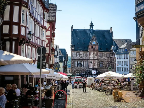 マールブルク大学都市、ドイツの歴史的な市庁舎とマーケット スクエア ロイヤリティフリーのストック写真