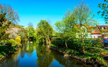Gelnhausen, Kaiserpfalz Hesse, Almanya Kinzig Nehri'nin üzerinde bahar