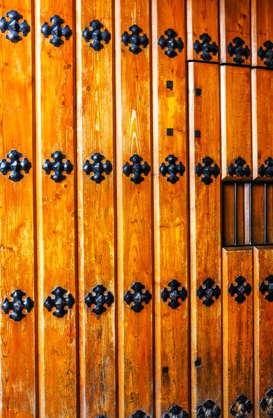 Porta de madeira antiga com acessórios de ferro — Fotografia de Stock