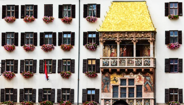 Il Goldenes Dachl (Tetto d'oro) è un punto di riferimento nel centro storico di Innsbruck, Austria . — Foto Stock