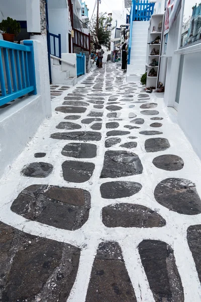 En typisk gata i Mykonos-Town, Grekland Island — Stockfoto
