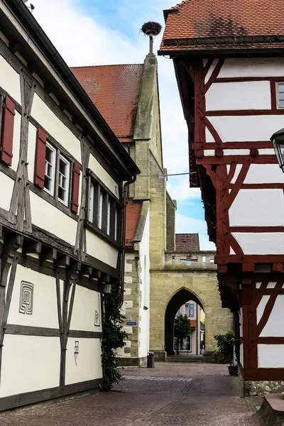 Een smal steegje naast de kerk in Bad Saulgau, Duitsland — Stockfoto
