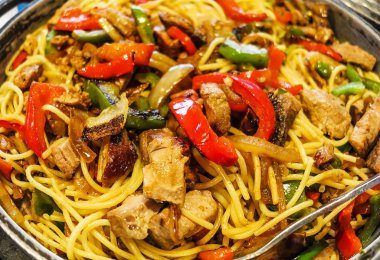 Et ve sebzeli makarna tabağı