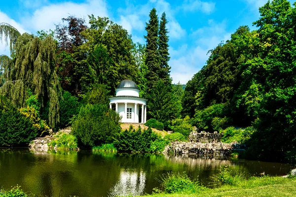 在卡塞尔，德国城堡的花园里的小湖 — 图库照片