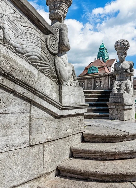 Mythologische sculpturen bij fontein Sprudelhof in Bad Nauheim, Duitsland — Stockfoto