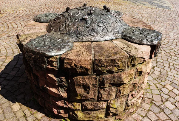 Исторический фонтан перед музеем Kaiserpfalz Gelnhausen, Германия — стоковое фото