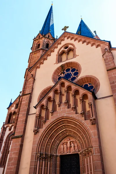 Kostel St. Mary v městě Gelnhausen, založil císař Fridrich Barbarossa v 1170, Německo — Stock fotografie