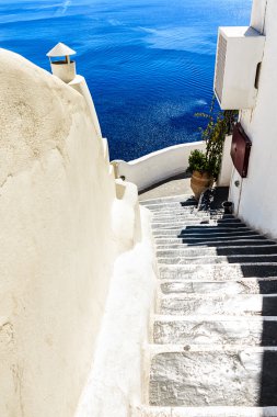 Dar dik bir merdiven Santorini'de (Oia), Yunanistan