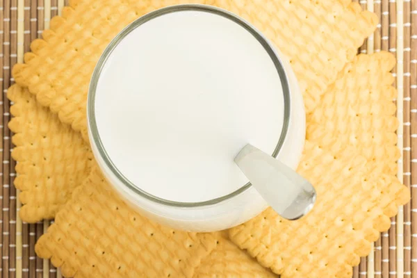 Egy pohár tej sütivel — Stock Fotó