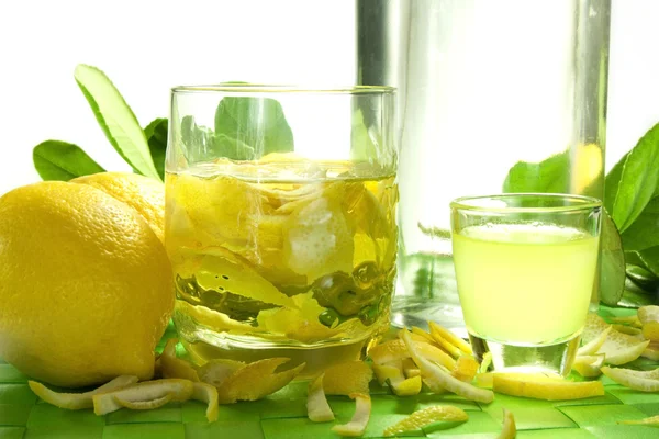 Лимонный ликер — стоковое фото