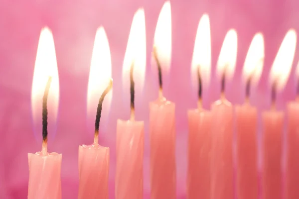Σετ κεριά αναμμένα ροζ σε ροζ φόντο — Φωτογραφία Αρχείου