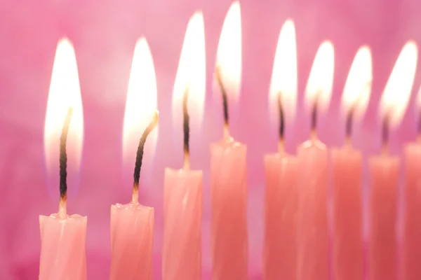 Conjunto de velas acesas rosa no fundo rosa — Fotografia de Stock