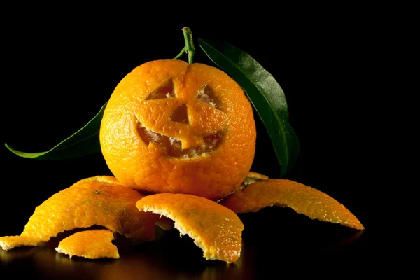 Мандаринский вырезанный Хэллоуин — стоковое фото