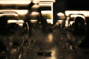 Şarap gözlük restoran barda bulanık