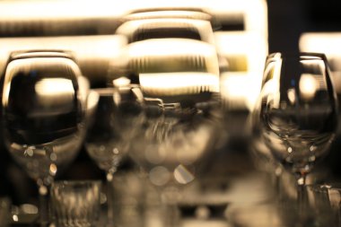 Şarap gözlük restoran barda bulanık