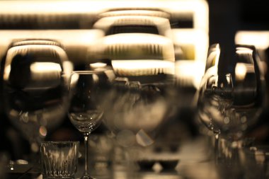 Şarap gözlük restoran barda bulanık