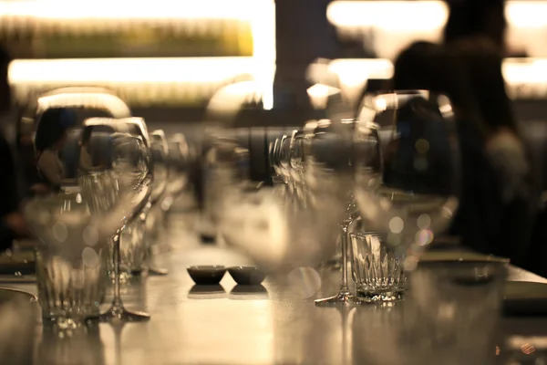 Винні окуляри розмиті в барі ресторану — стокове фото