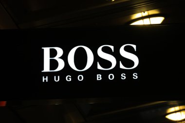 Hugo Boss işareti aydınlatılmış