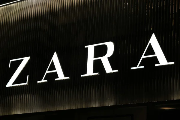 Señal iluminada de Zara — Foto de Stock