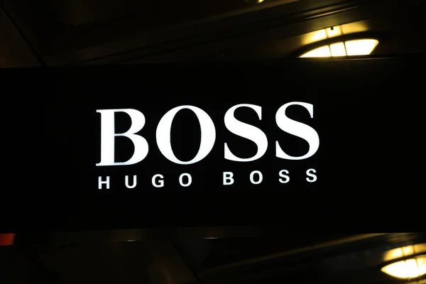 Иллюминированный знак Хуго Босса — стоковое фото