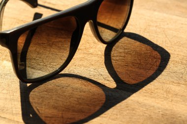 gün batımında güneş gözlüğü