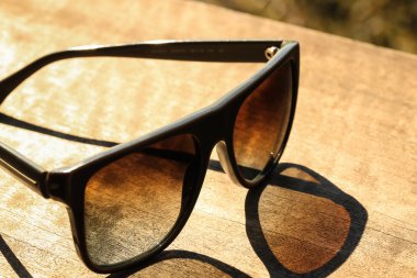 gün batımında güneş gözlüğü