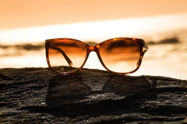 gün batımında güneş gözlüğü