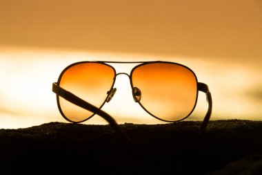 gün batımında güneş gözlüğü