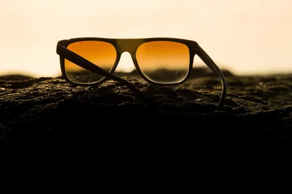 Óculos de sol ao pôr do sol — Fotografia de Stock