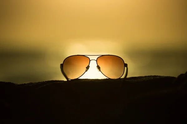 Lunettes de soleil au coucher du soleil — Photo