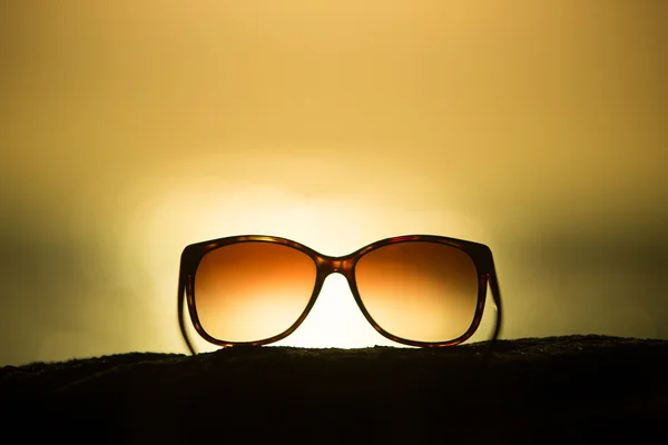 Lunettes de soleil au coucher du soleil — Photo