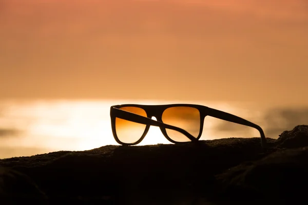 Zonnebril bij zonsondergang — Stockfoto