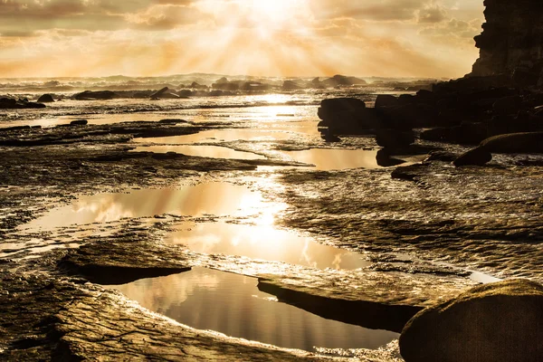 Ανατολή του ηλίου πάνω από τον ωκεανό και τις ακτίνες του ήλιου — Φωτογραφία Αρχείου