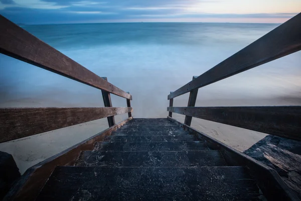 Ξύλινη σκάλα κάτω στην παραλία — Φωτογραφία Αρχείου
