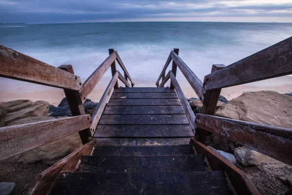 Houten trap naar het strand Stockfoto