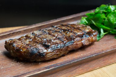 Ahşap tahta üzerinde ızgara biftek