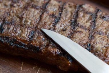 Ahşap tahta üzerinde ızgara biftek