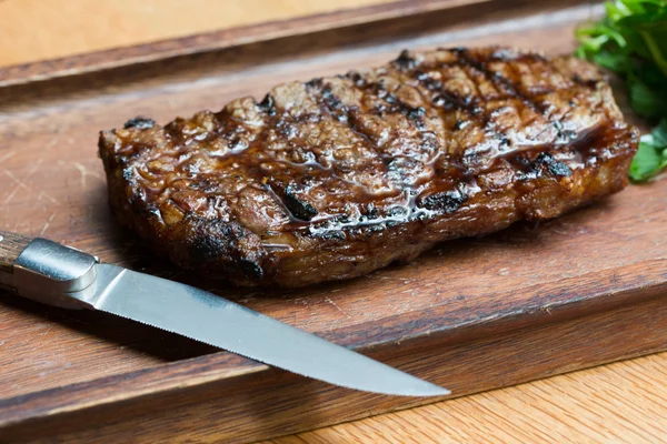 Steak grillé sur planche de bois — Photo