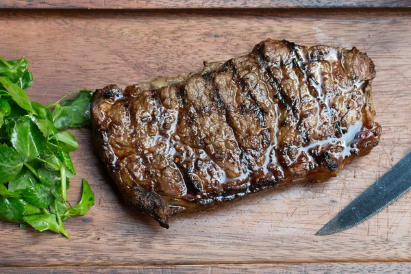 Gegrilde steak op houten bord — Stockfoto