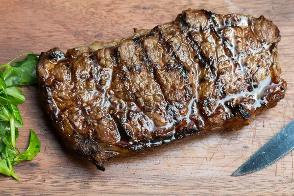 Gegrilde steak op houten bord — Stockfoto