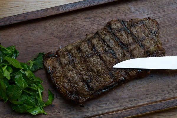 Gegrilde steak op houten bord — Stockfoto